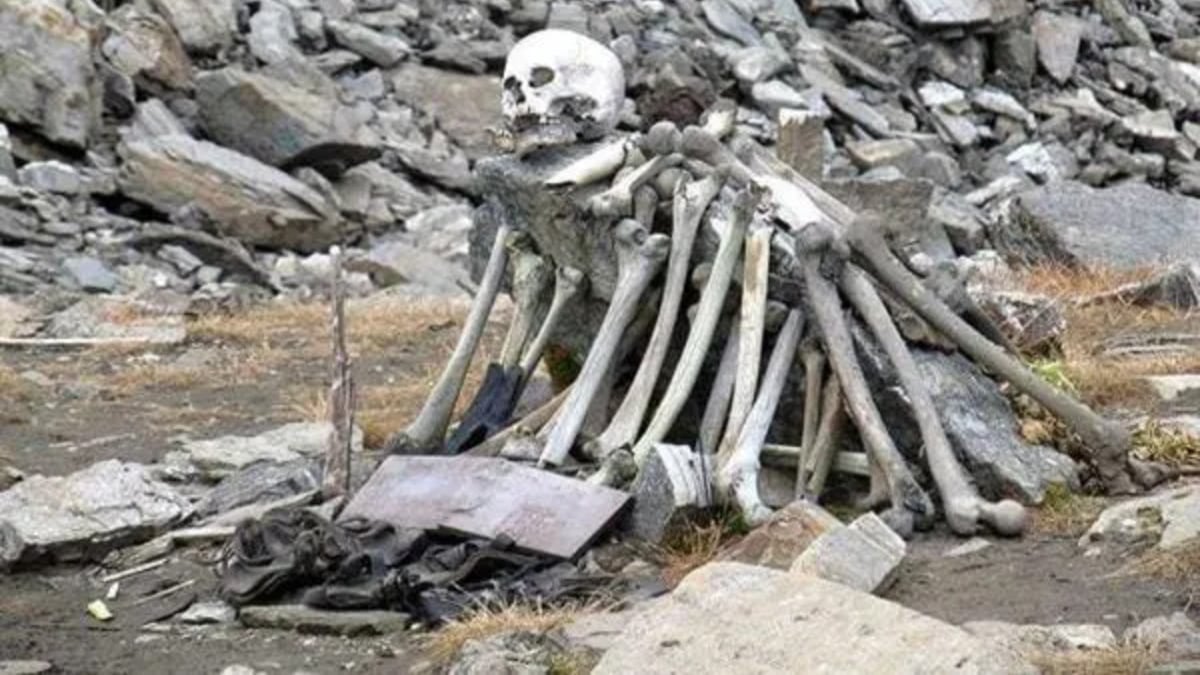 El lago Roopkund del Himalaya cuenta con una característica bastante curiosa. Cada cierto tiempo arroja restos óseos humanos. Así es el lago de los esqueletos.