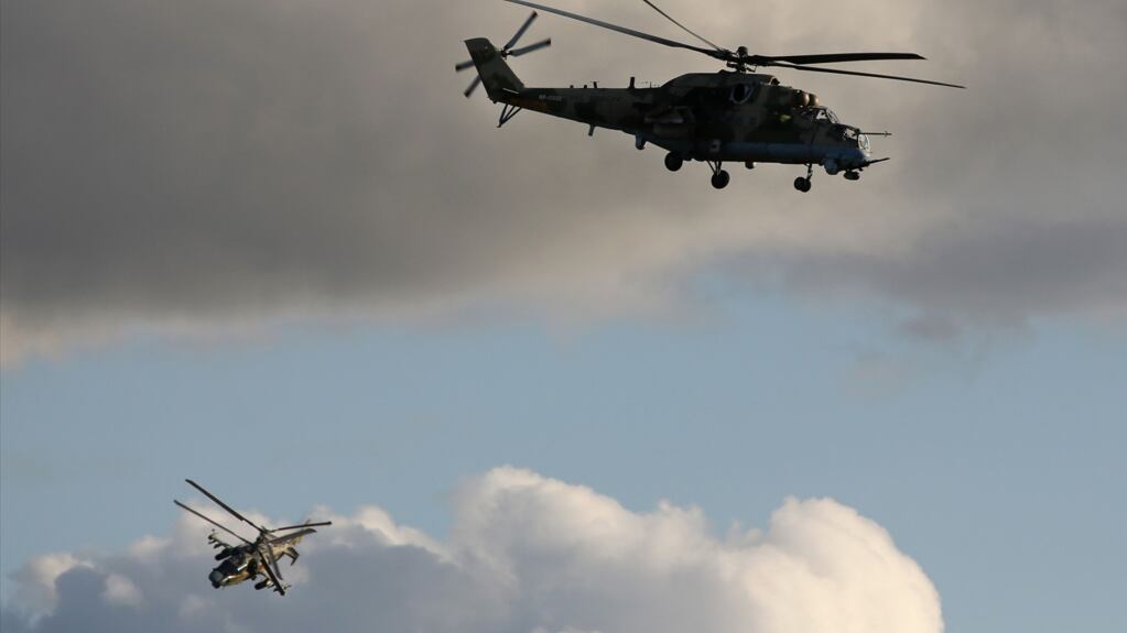 Una imagen del helicóptero Mi-35 volando en el cielo. Es conocido como El Carruaje del Diablo por su poder explosivo.