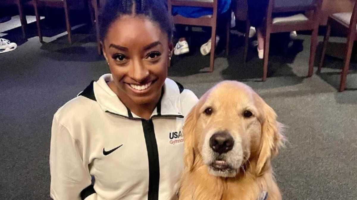 El perrito ha ayudado a atletas como Simone Biles.