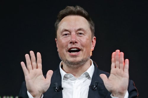 Elon Musk es investigado por fiscales federales tras construirse una casa de cristal con fondos ajenos