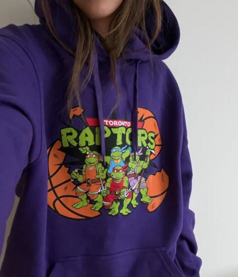 Modelo con las Tortugas Ninja y Toronto Raptors.