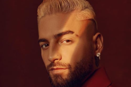 Se burlan de Maluma por vestir igual que la Reina Isabel ll