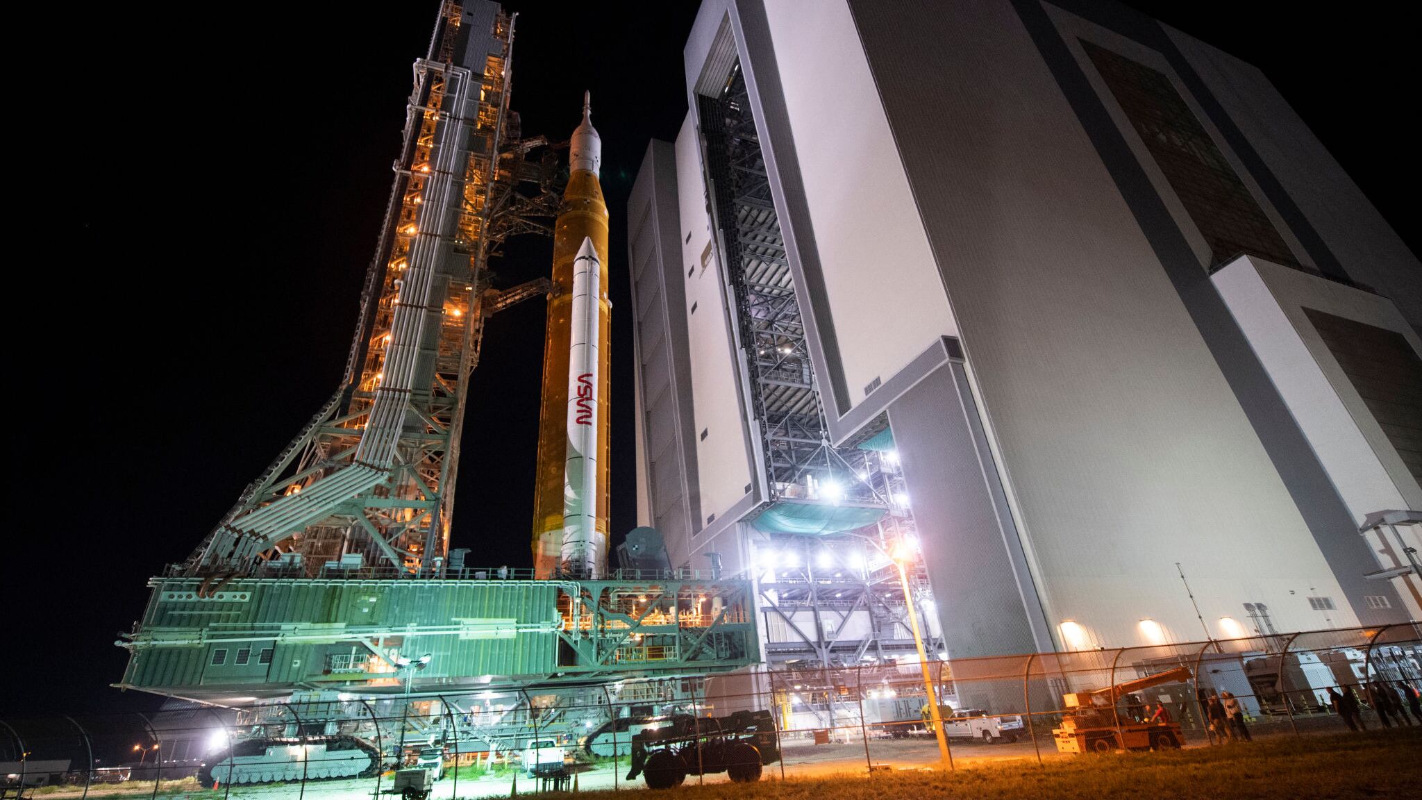 Así fue el proceso de traslado del cohete y la nave de Artemis hacia la base de lanzamiento.