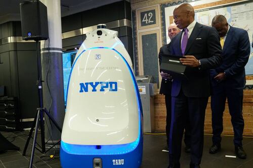 No es Alex Murphy, es un RoboCop con forma de aspiradora gigante que vigilará el metro de Nueva York