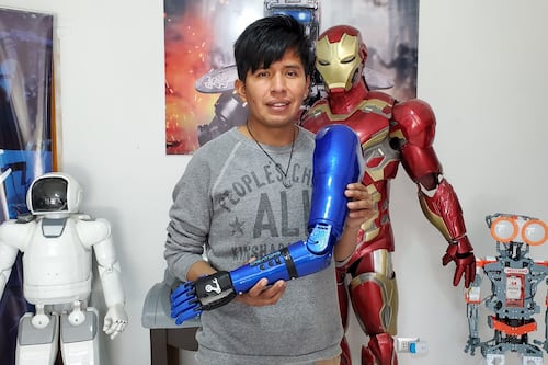 Boliviano experto en robótica: con su talento devuelve las extremidades a discapacitados