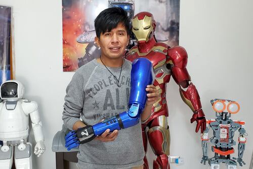 Boliviano experto en robótica: con su talento devuelve las extremidades a discapacitados