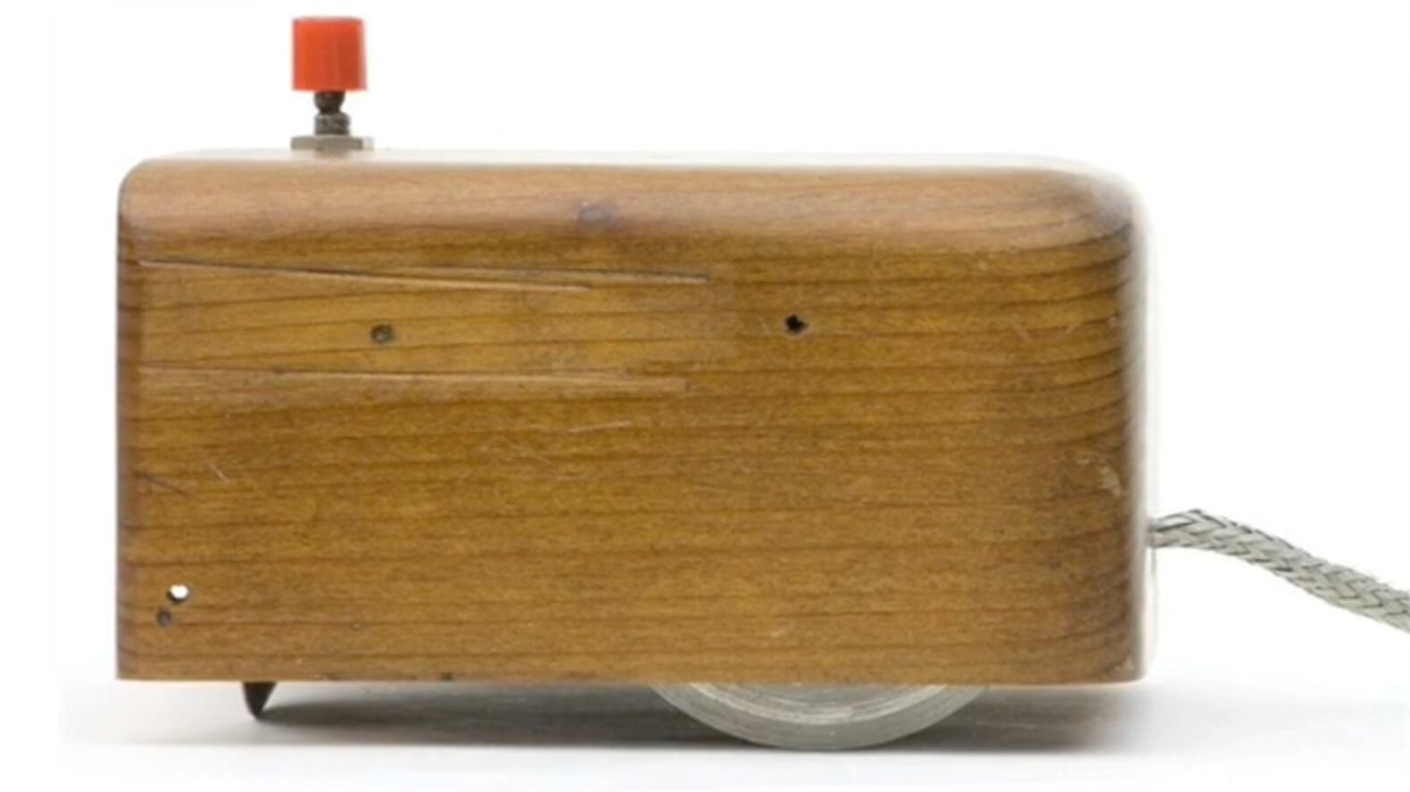 Tenía un solo botón, y a pesar de su aspecto rudimentario, sentó las bases de lo que años más tarde sería una revolución en la interacción entre humanos y máquinas.