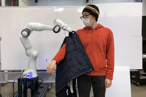 Robot desarrollado por ingenieros del MIT ayuda a personas con movilidad reducida a vestirse