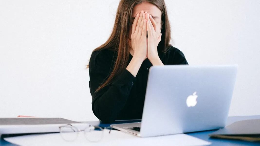 El micro estrés puede estar ocasionado por tener que dedicar tiempo extra en el trabajo.