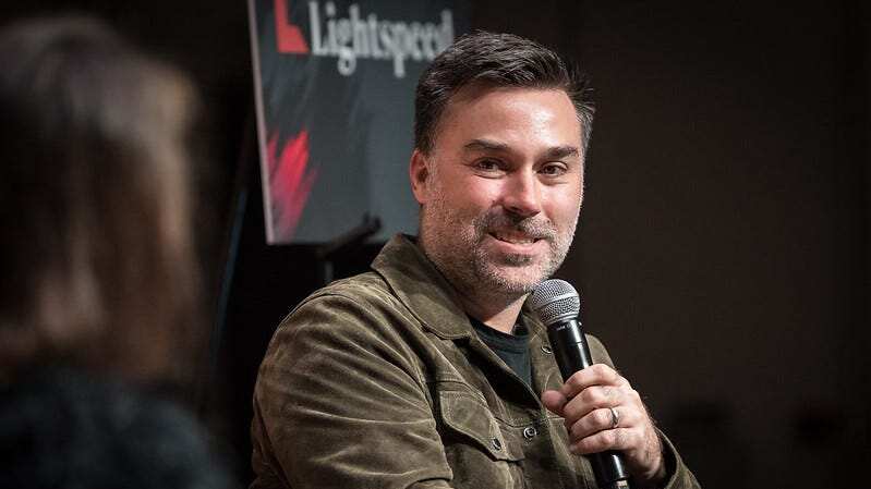 Trae Stephens es un personaje multifacético, cuya vida entrelaza la defensa, la tecnología y la fe.