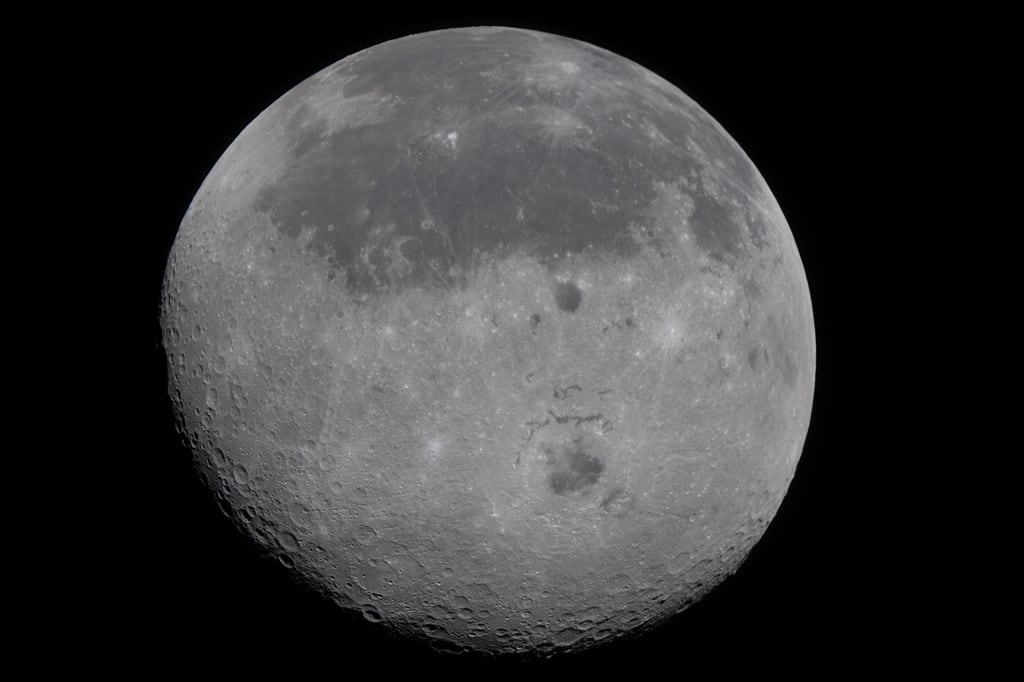 Esta imagen, proporcionada por la NASA el lunes 6 de abril muestra las cara visible de la Luna (el hemisferio que vemos desde la Tierra) se encuentra en la mitad superior del disco, identificable por las manchas oscuras. En la parte inferior central se halla la cuenca Orientale, un cráter de casi 965 kilómetros de ancho que se extiende entre la cara visible y la cara oculta de la Luna. Todo lo que se encuentra debajo del cráter corresponde a la cara oculta.
(NASA vía AP)