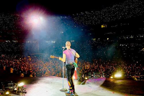 “Coldplay” rinde tributo a Taylor Hawkins con la canción “Everglow”