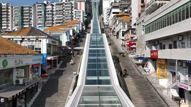 Escalera mecánica más grande del mundo - YouTube  中国新闻社