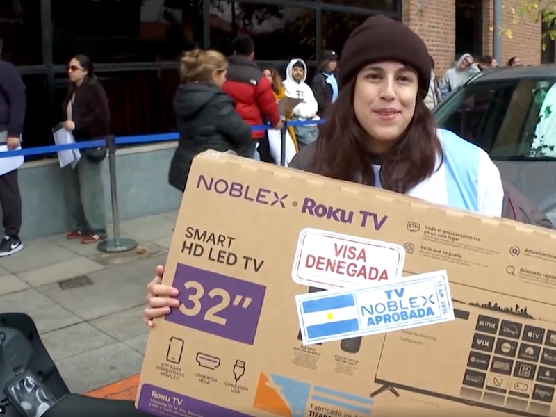 Fiebre mundialista: empresa argentina regaló televisores a quienes les rechazaron la visa para Estados Unidos