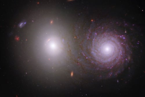 Sorprendente imagen de Hubble muestra cómo dos galaxias están unidas por una larga cola de estrellas y gas