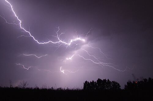¿Necesitas apagar tu computador si estás en medio de una tormenta eléctrica?