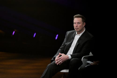 Dos pesos pesados se miden: Elon Musk le declaró la guerra a Disney