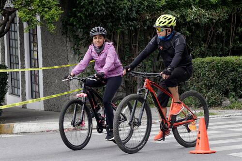 Cualquier bicicleta puede transformarse en eléctrica con este ingenioso invento de una startup francesa