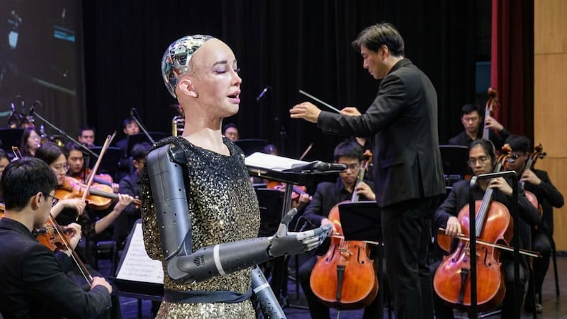 Sophia junto a la orquesta.