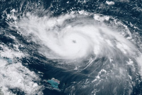 Imperdible: Video capta la tormenta eléctrica al interior del Huracán Dorian
