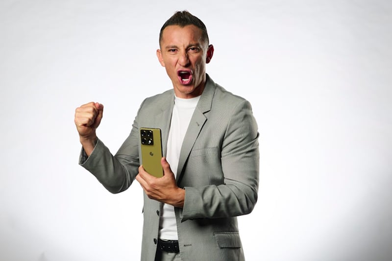 Los nuevos razr fold y edge 70 fusion llegan con diseño inspirado en el evento más importante del futbol
