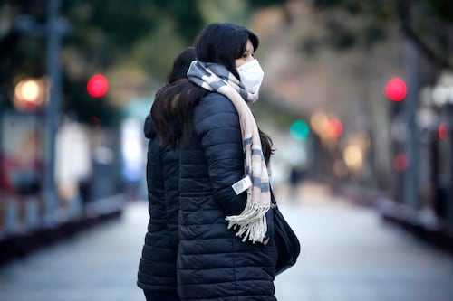 “Te resfriaste por andar a pie pelado”: ¿mito o realidad?