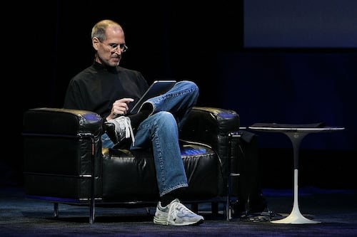 Steve Jobs sería dos veces más rico que Jeff Bezos, calculan expertos en economía