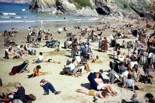 Foto viral de 1943 revela a un misterioso ‘viajero en el tiempo’ mirando lo que parece ser su smartphone