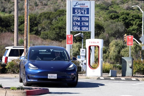 Alza mundial en precios del combustible: ¿conviene comprar un auto eléctrico o no?