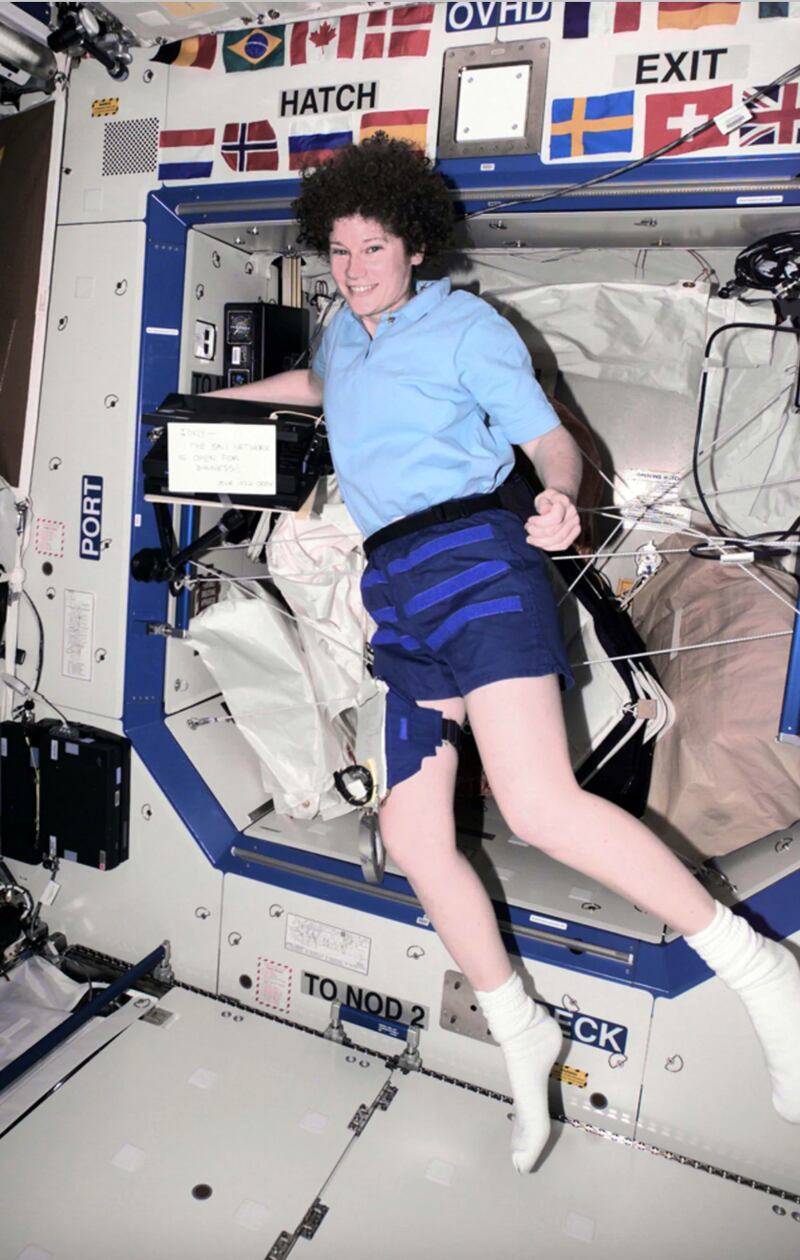 La astronauta Susan Helms, ingeniera de vuelo de la Expedición 2 de la Estación Espacial Internacional, cargando equipos informáticos en el laboratorio Destiny en marzo de 2001| NASA