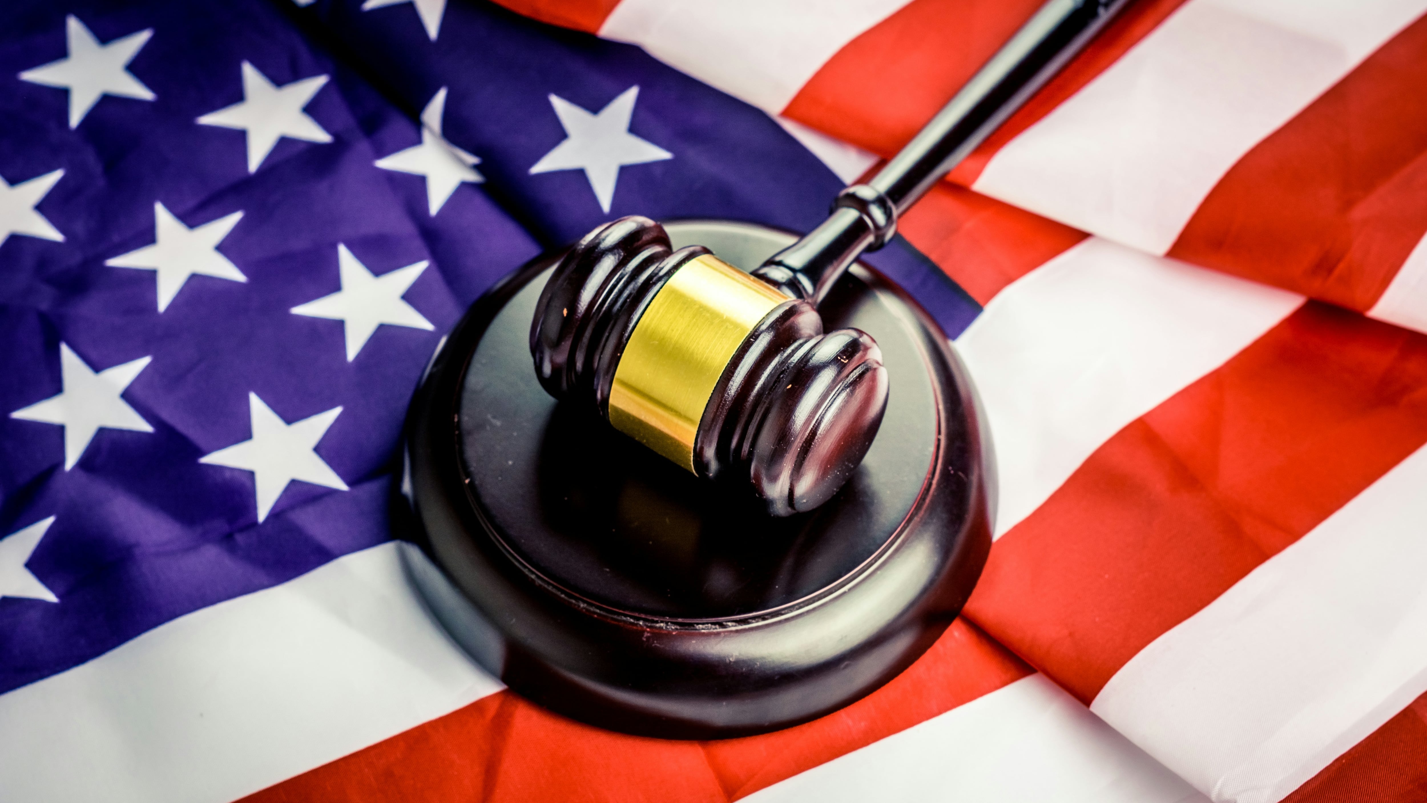 La normativa busca proteger a periodistas y artistas de que modelos de IA utilicen su trabajo sin su consentimiento.