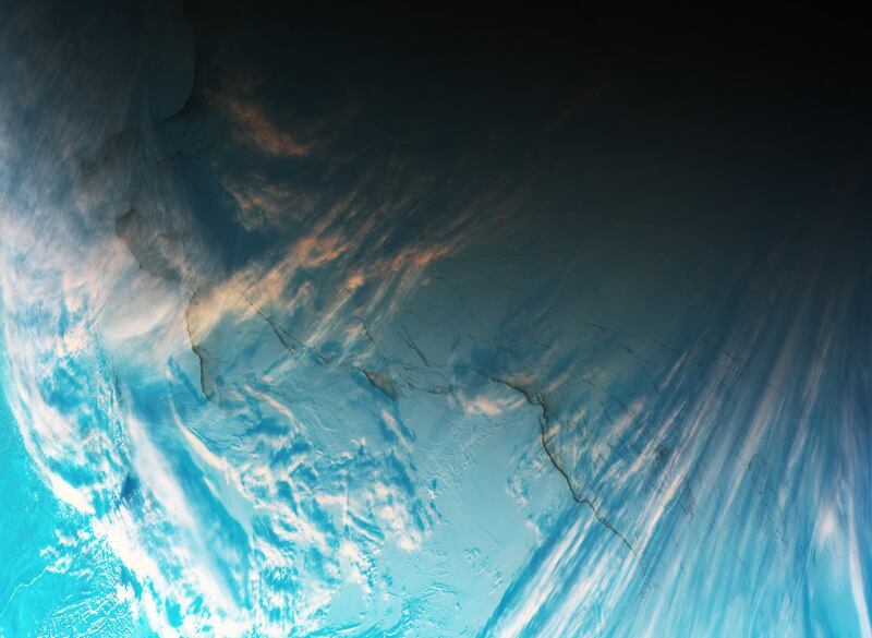 Grandes grietas en el hielo del Mar de Siberia Oriental, nubes vaporosas y sus sombras son capturadas en esta imagen