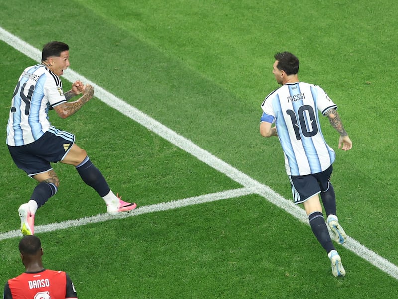 Messi firma un doblete histórico y acerca a Argentina a los dieciseisavos de final