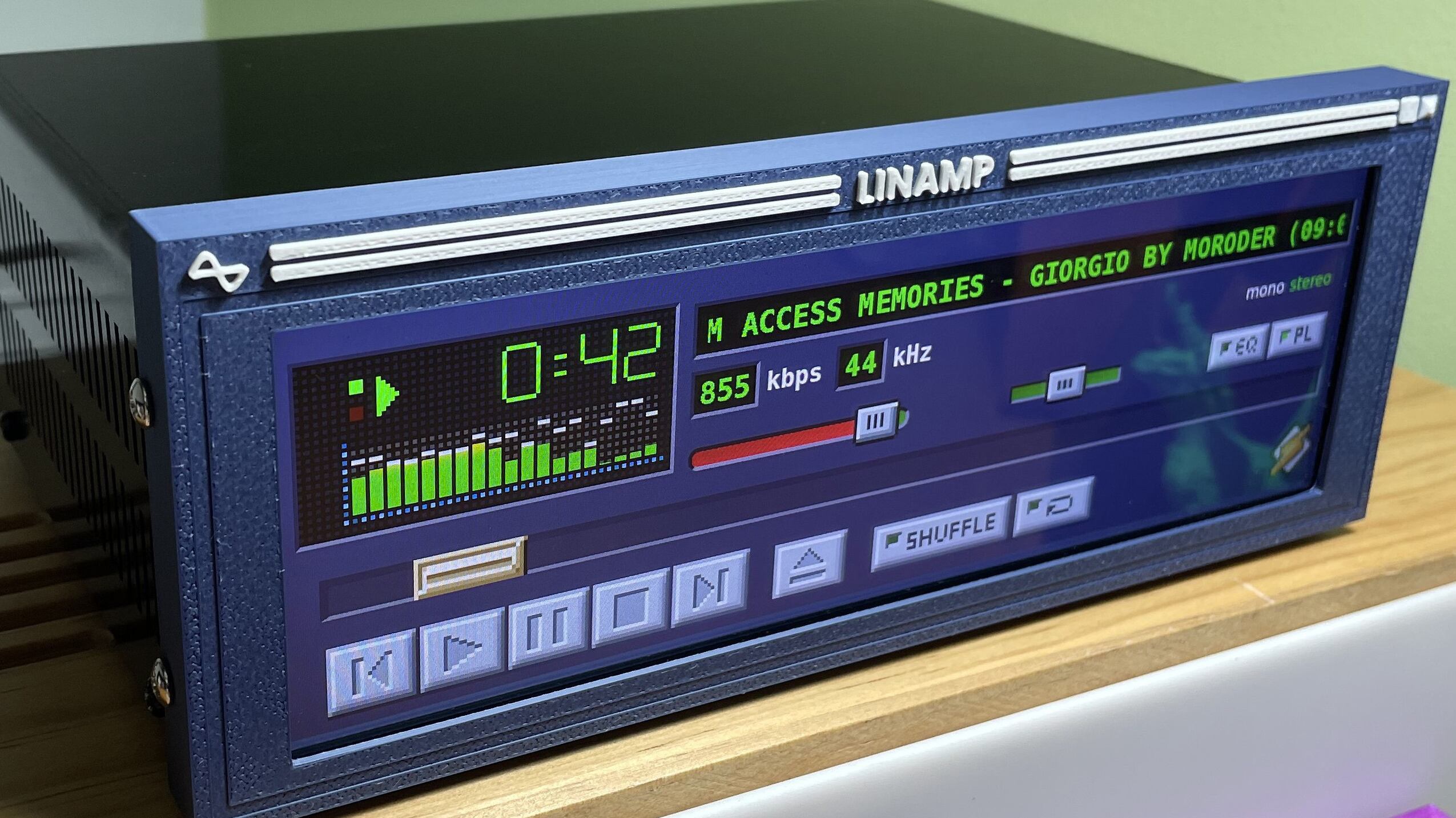 Gracias a una Raspberry Pi, una pantalla táctil y mucho ingenio llega Linamp, un sistema de sonido con la interfaz del legendario reproductor Winamp.