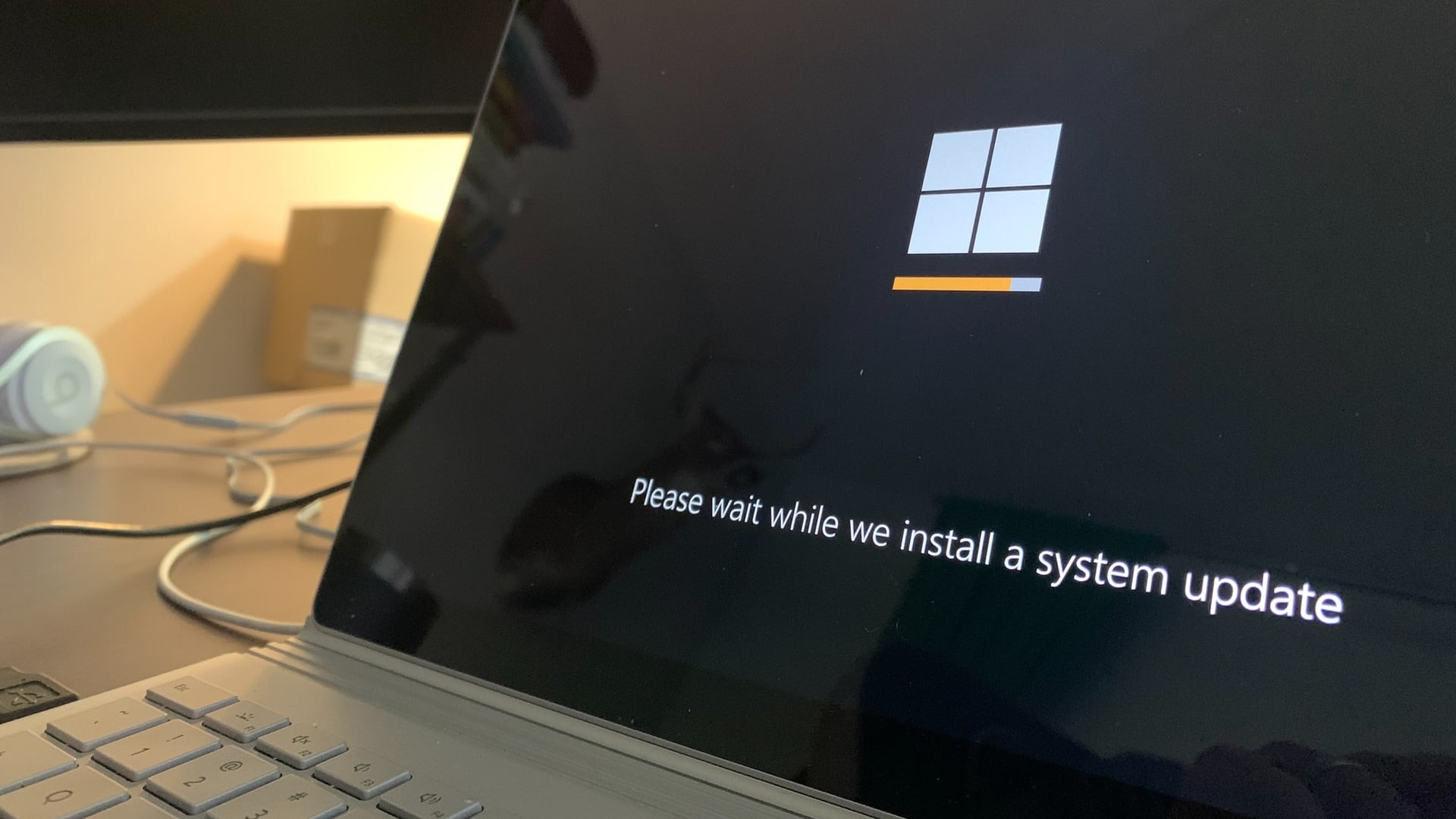 Una notebook con Windows se está actualizando.