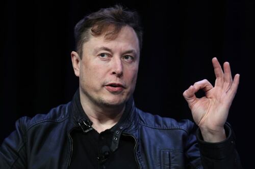 Elon Musk recula de nuevo en Tesla: despide 500 empleados y luego anuncia inversión millonaria