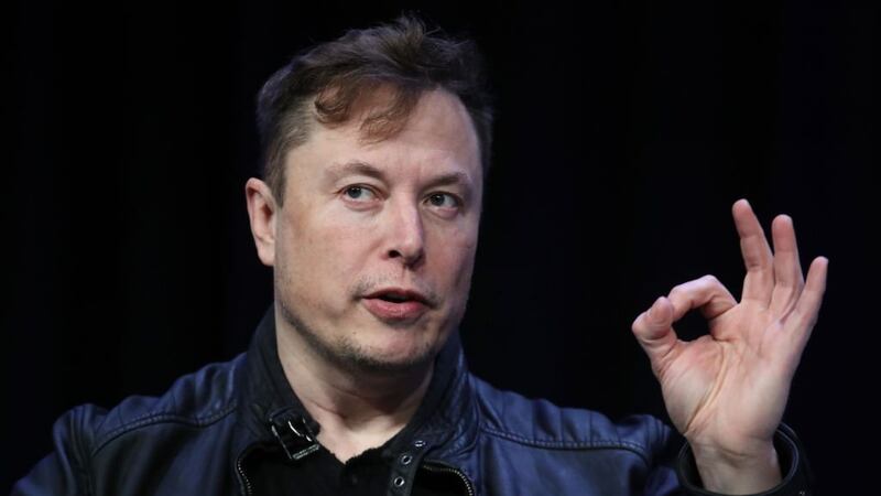 Elon Musk recula de nuevo en Tesla: despide 500 empleados y luego anuncia inversión millonaria
