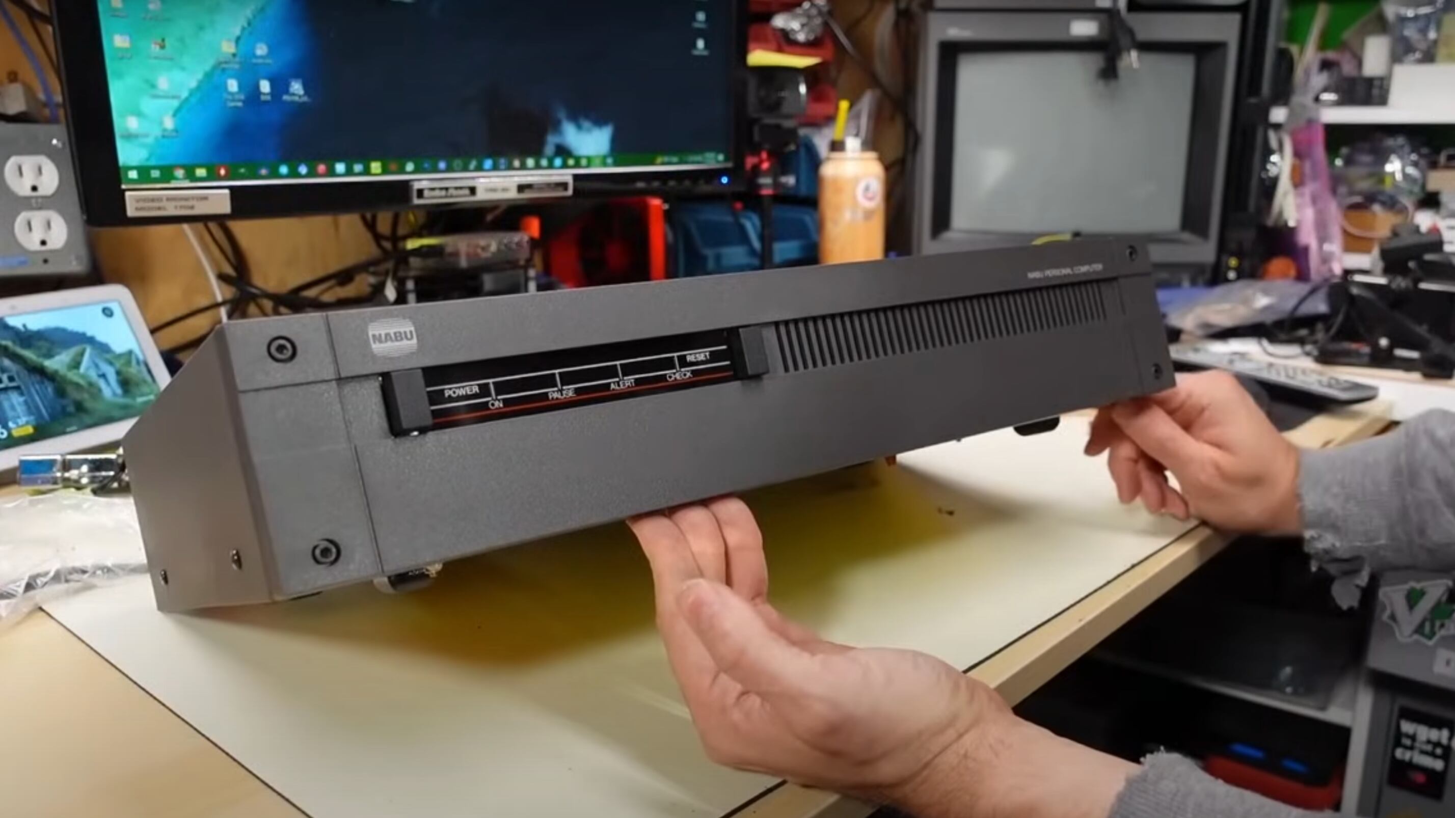 Las PCs NABU fueron un tipo de computadora lanzada en 1983 que se conectaban a la “NABU network”, una red implementada sobre las líneas de la TV por cable.