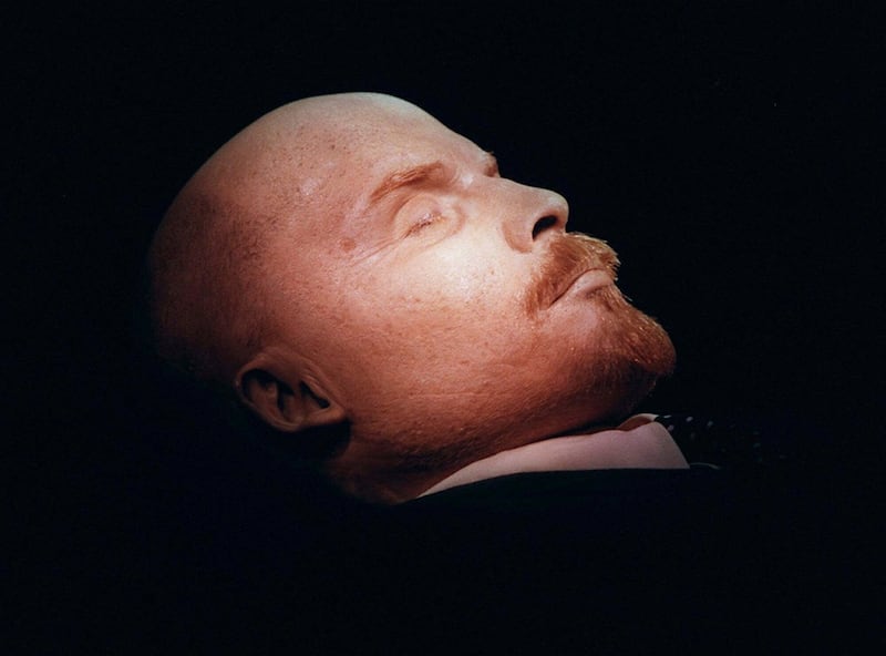 El cuerpo embalsamado de Vladimir Lenin en su mausoleo en la Plaza Roja de Moscú, el 16 de abril de 1997. (Foto AP/Sergei Karpukhin)