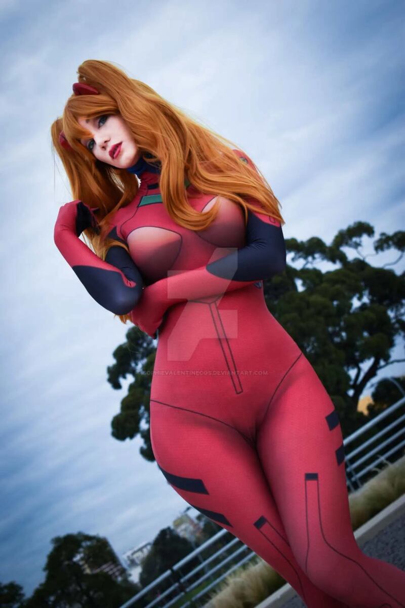 La reconocida artista del cosplay Sophie Valentine le rinde un tributo a Asuka de Evangelion con un par de cosplays impresionantes.