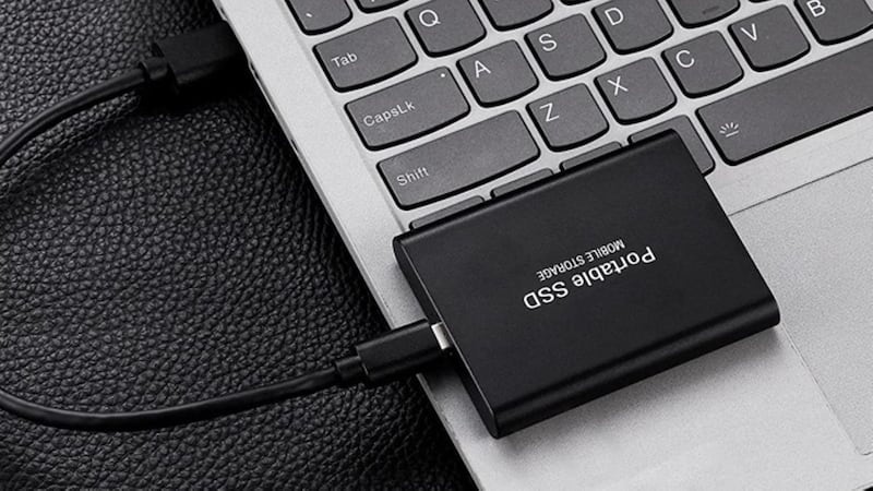 Cuando conectamos una unidad SSD y no se muestra en Windows pueden condensarse nuestras mayores pesadillas, pero hay formas de arreglarlo fácil.