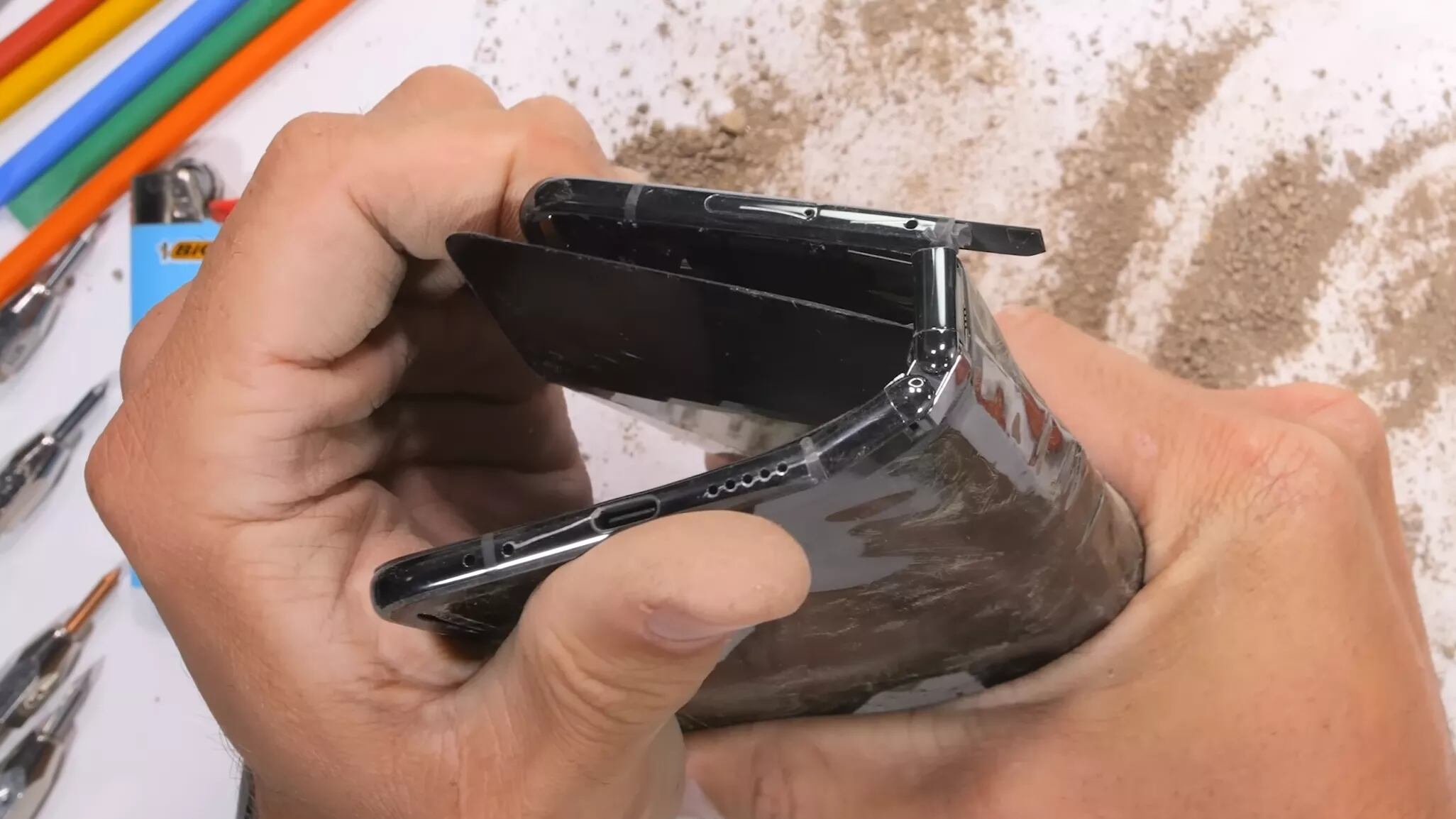 El Google Pixel Fold no ha resistido la más reciente prueba de resistencia de JerryRigEverything y se muestra alarmantemente frágil.