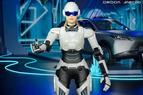 Este robot puede abrirte la puerta del auto: Así es la nueva propuesta de Omoda & Jaecoo
