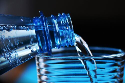 Científicos encuentran promedio de 240 mil partículas en una sola botella de agua potable