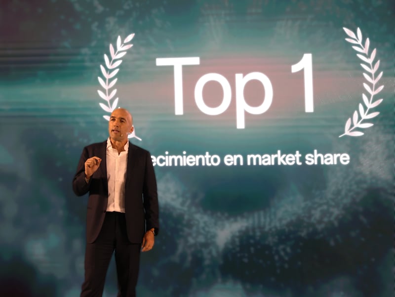 Eduardo Morones, CEO de OPPO en México, charla en exclusiva con FayerWayer sobre lo que viene para la marca y la industria con la Inteligencia Artificial.