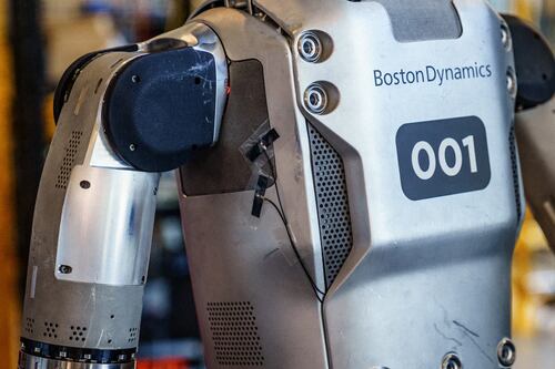 Hace flexiones y es más fuerte que tú: Atlas, el robot que parece humano pero supera nuestras limitaciones