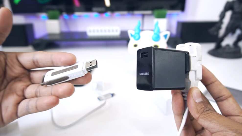 ¿Qué ocurre si conectas una memoria USB al cargador del móvil y lo enchufas a la corriente?