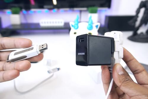 ¿Qué pasa si conectamos una memoria USB al cargador de un teléfono y lo enchufamos?