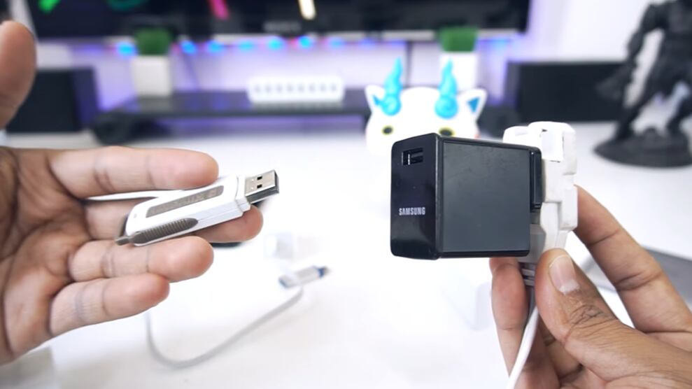 ¿Qué ocurre si conectas una memoria USB al cargador del móvil y lo enchufas a la corriente?