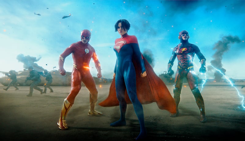 Esta imagen muestra, de izquierda a derecha, Sasha Calle y Ezra Miller en una escena de "The Flash".
